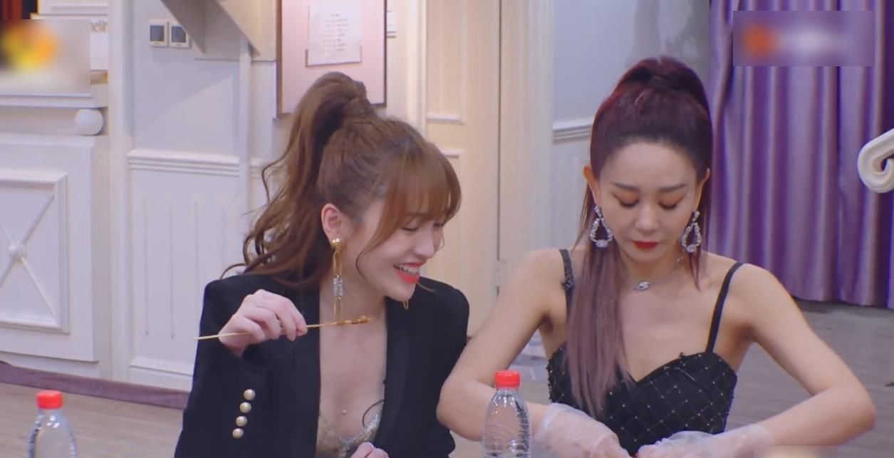  海陆|海陆细心为金莎剥虾，和第一期低情商表现截然相反，引起观众热议