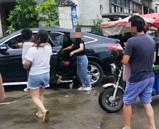  爬出来|两小孩停车场玩耍被卷入奥迪车底！小的自己爬出来，大的却……