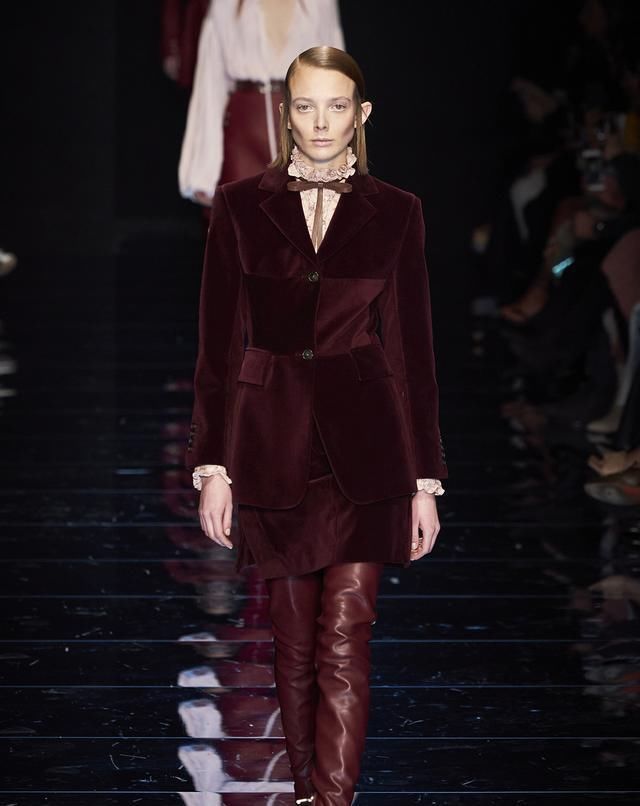  身姿|Sportmax展现女性妙曼身姿略带甜美感的剪裁与不对称美学打破刻板