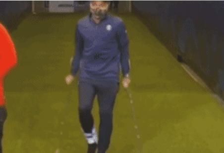  牌面|牌面！法国总统亲自询问姆巴佩伤情，脚裸90度扭曲拄着拐杖离场