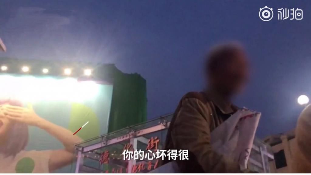 乞讨老人|女孩拒绝老人乞讨要求，遭恶语咒骂，网友：给是情分，不给是本分