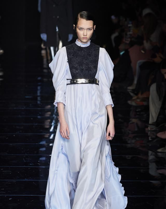  身姿|Sportmax展现女性妙曼身姿略带甜美感的剪裁与不对称美学打破刻板