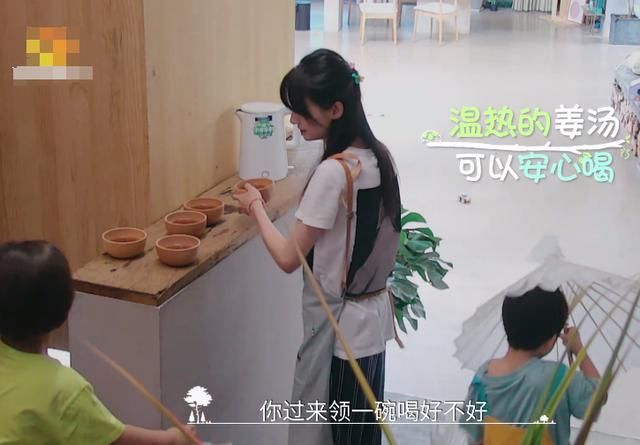  素养|郑爽被小朋友牵着走路，磕到脚时疼到喊叫，她之后的做法看出素养