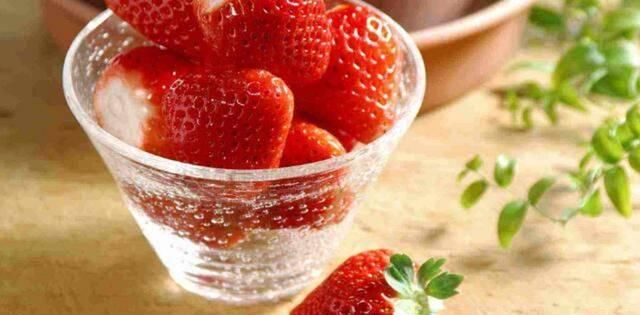 美容|号称美容的必选水果之一,草莓酸甜可口,吃多了有什么坏处呢?