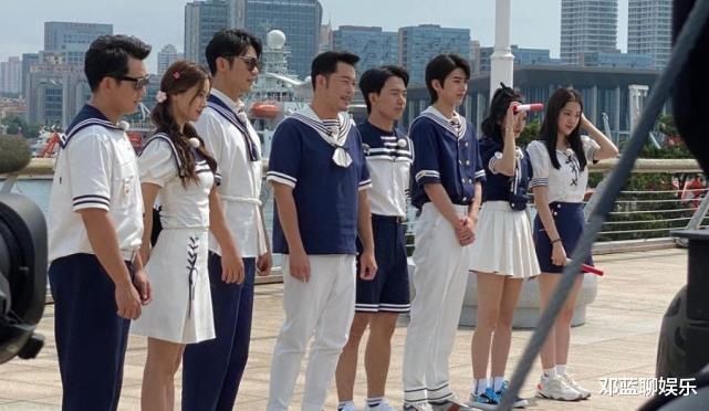  郑恺|郑恺地铁被人偶遇玩手游！镜头放大十倍后，网友都沉默了！