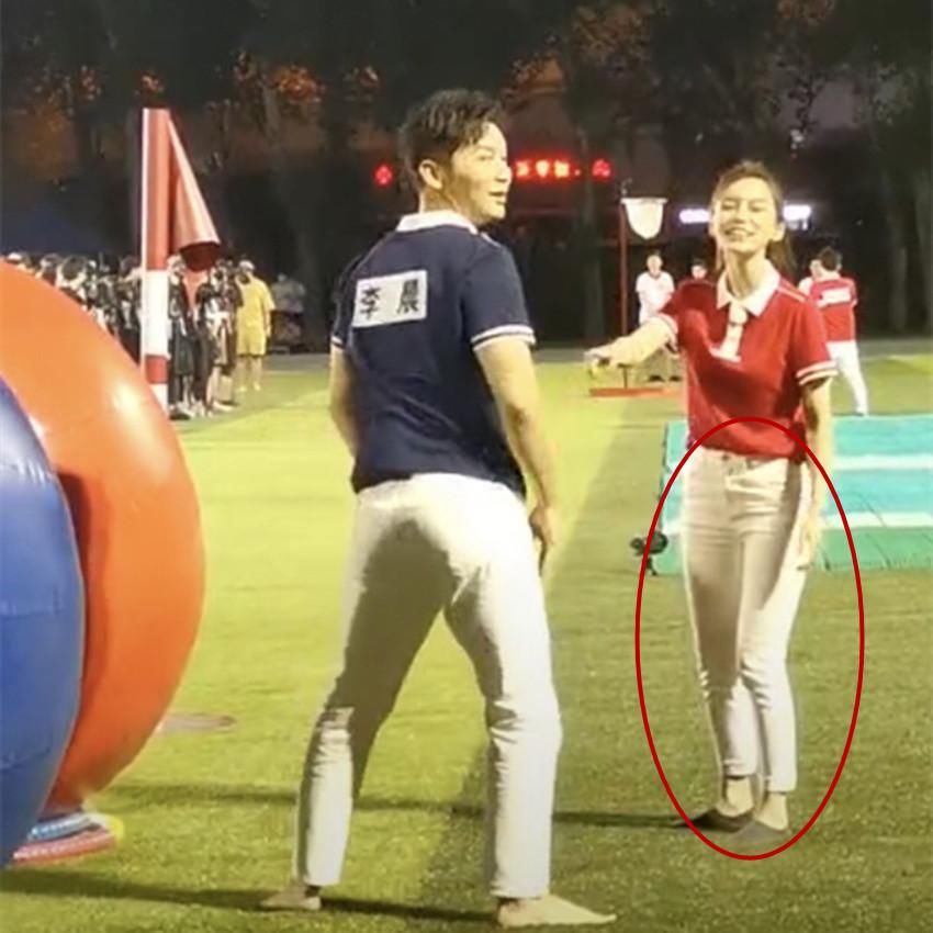  白裤子|《奔跑吧》baby路透图流出，路人镜头直怼之下，这腿是真实的吗？