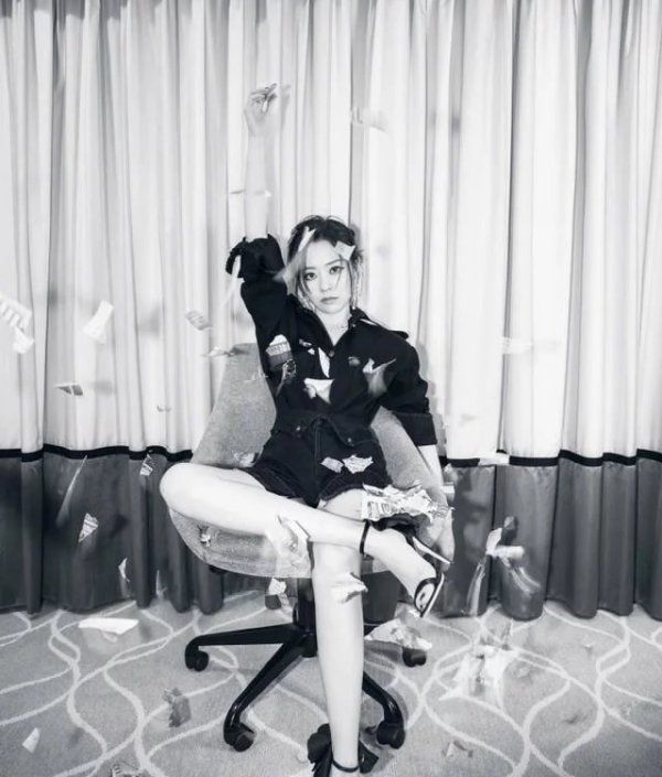  亮相|张靓颖突破亮相说唱综艺，被赞衣品大变好看，素颜也美丽