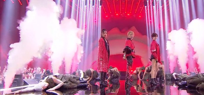  何炅|青春芒果夜：万茜顶替谢娜，主持首秀搭档何炅，却还不如黄圣依稳