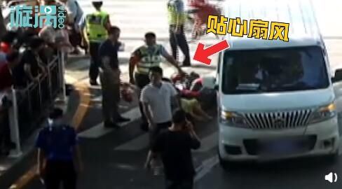  十多人|女子被卷入车下，民警一声吆喝叫来十多人，十秒抬车救人
