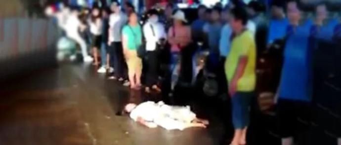  殴打|视频疯传！澄迈一男子当街殴打、开车碾压妻子？警方回应