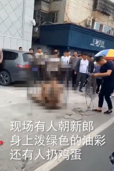 网传|又见“婚闹”？网传“小伙结婚只穿内裤被关铁笼浇绿漆”，网友怒了