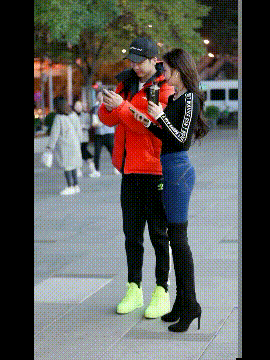 有人|搞笑GIF:只要带女朋友上街,肯定会有人来跟她拍照