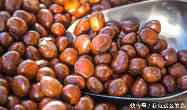 轻轻|板栗这样做,不用蒸也不用煮,个个开花又起沙,轻轻一剥壳就掉