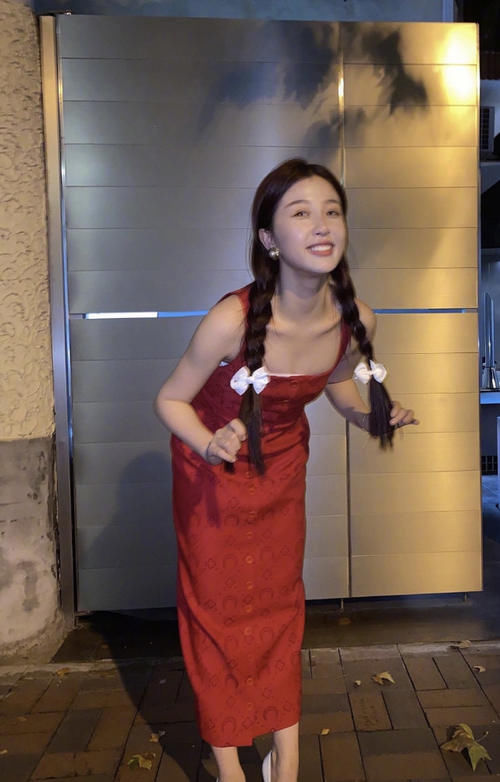  出门|虞书欣最新造型“翻车”？气质红裙配平底皮鞋，像极了富家女出门