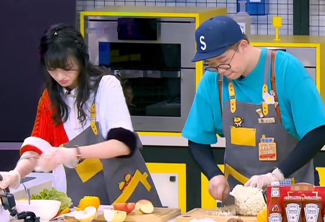  别人|郑爽多瘦，别人穿上刚好的围裙，她穿上却往下掉，真不影响做菜？