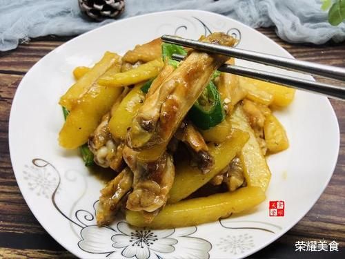  香嫩|原来鸡翅还可以这样做，小孩爱吃下饭没压力，香嫩美味和土豆最配