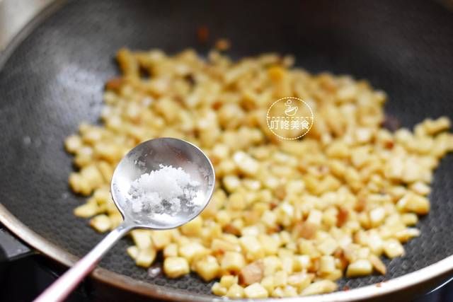  全家人|杏鲍菇最好吃的做法，加点它一起炒，鲜香又下饭，全家人都爱吃