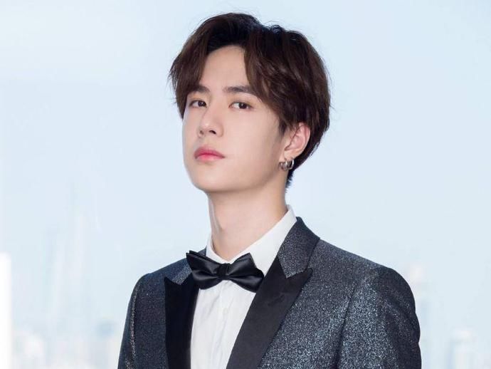  道具|呆萌王一博弄坏《快本》道具，何炅隔空喊话：赶紧过来结账