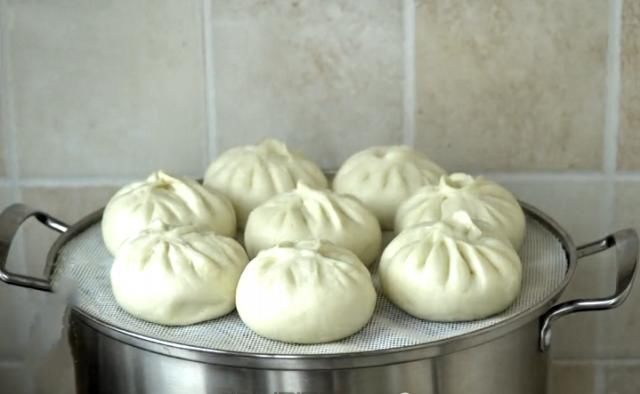 馅料鲜美|秋天此菜正当季,1块钱一斤,做成包子蓬松暄软,比肉包还好吃