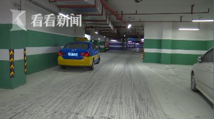  记者|用灭火器比赛喷射！熊孩子一招让十多辆车全遭殃