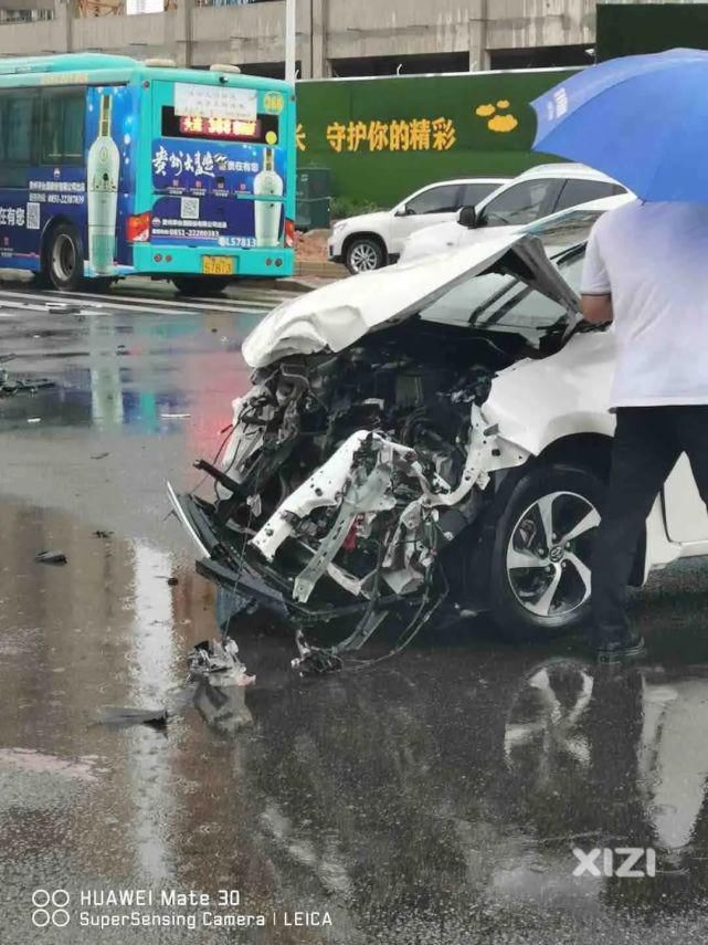  烂烂|“融融烂烂”！金惠大道路口两车相撞，车头零件都“飞”出来了