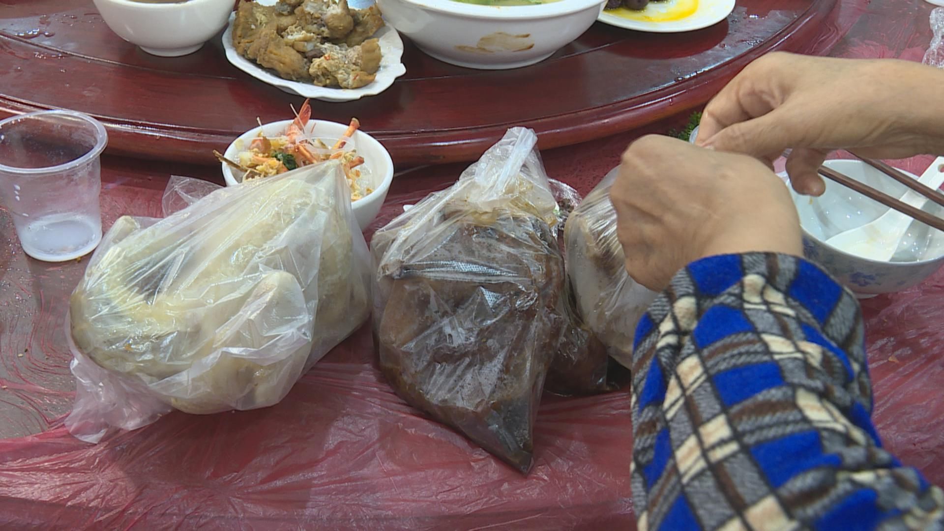 遭遇|农村整鸡整鸭叠罗汉式酒席遭遇节俭新时尚，村民主动要求：菜码往小了整