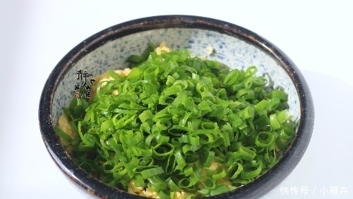  粗粮|不用早起也能吃到，粗粮发面早餐饼，加点菜叶如此煎，味道真是好