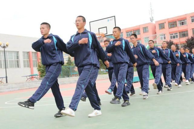 正式|航拍，西吉中学、回中、二中军训！正式拉开帷幕。