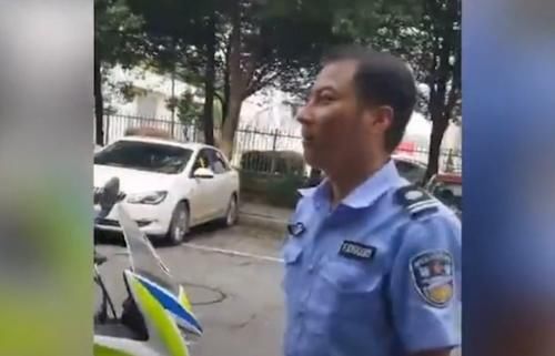头盔|交警不戴头盔驾驶无牌摩托车,被群众质疑,二话不说下车就来抢夺手机