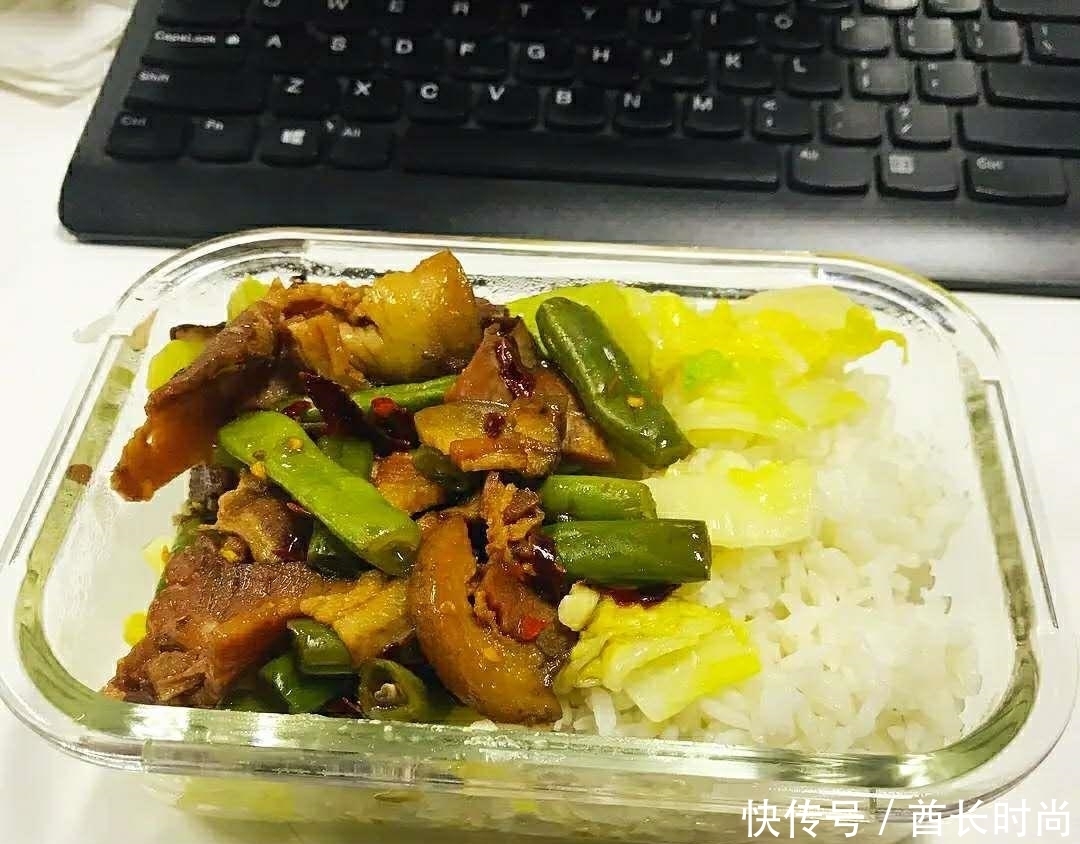 块钱|公司食堂的饭菜，自带饭盒，一荤一素仅需3块钱，你看值吗？