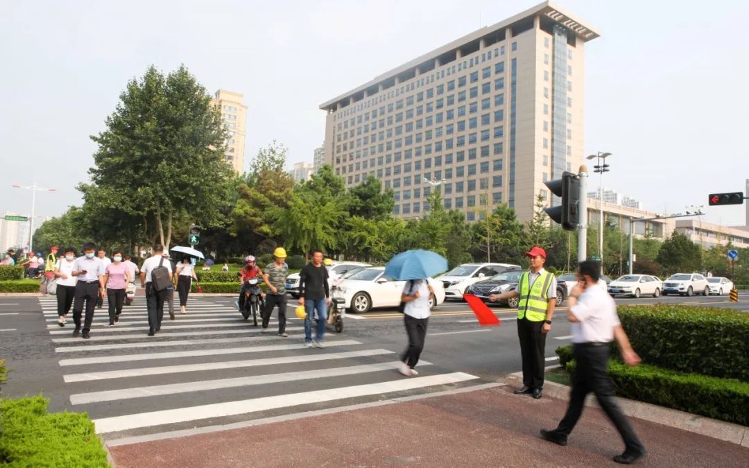 体育局|市体育局开展“礼让斑马线 我为你点赞”文明劝导体验活动