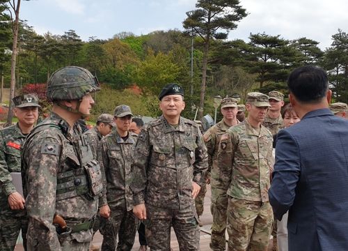 韩联参议长首度公开访问萨德基地