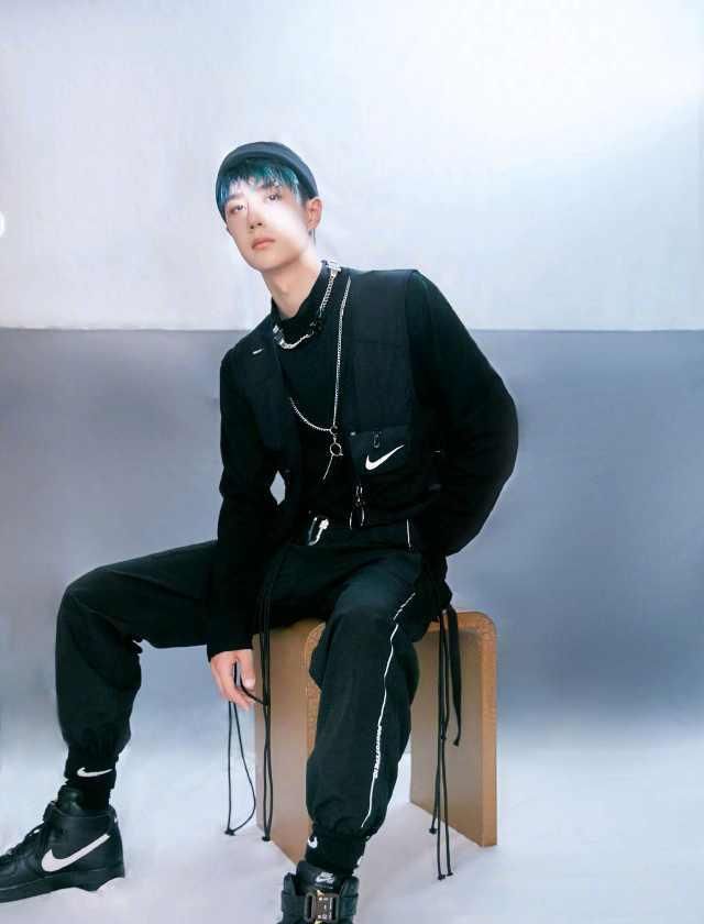  蓝绿色|王一博蓝绿色脏辫！这造型简直不要太街舞！一波王炸！