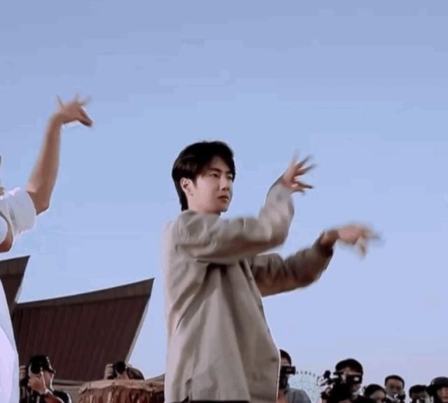  终于|买了张站票上台看《天天向上》的王一博，终于来到自己的街舞主场