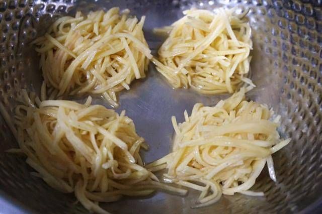  入锅|这种可口小饼，备菜过程不用切，拌一拌就能入锅煎