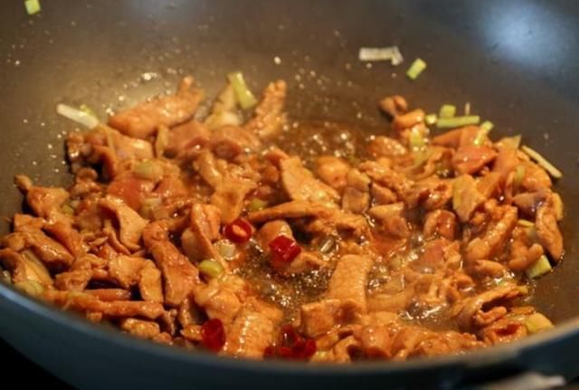  不腥|不管炒什么肉，别再加淀粉！大厨教你3招，肉质嫩滑入味，还不腥