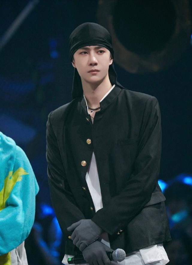  卖力|莲龙出海张艺兴，雨中飞跃王一博，爆衣卖力水舞台，引爆热点！