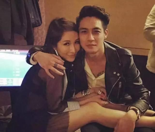  表演|16岁男友学表演学舞蹈练钢琴累吐血,连换男友萧亚轩恋爱还是养儿