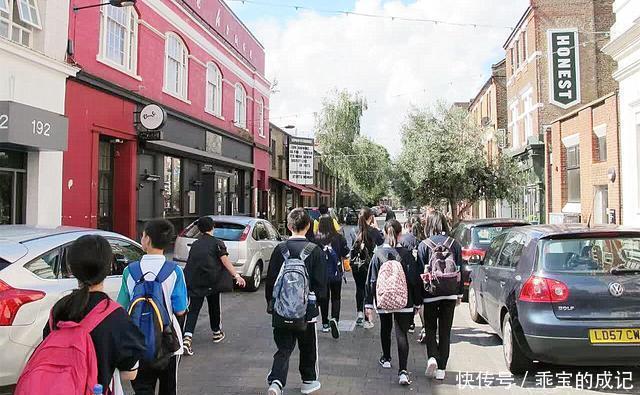 机灵|公交车上男孩高喊肚子痛，母亲查看后报警，乘客：“孩子真机灵”