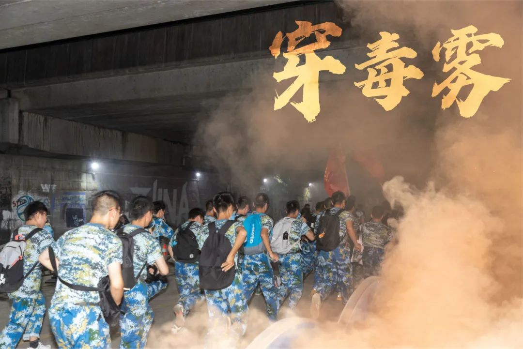 雨夜行军、打靶训练、发射“迫击炮”……今年的军训有多硬核？