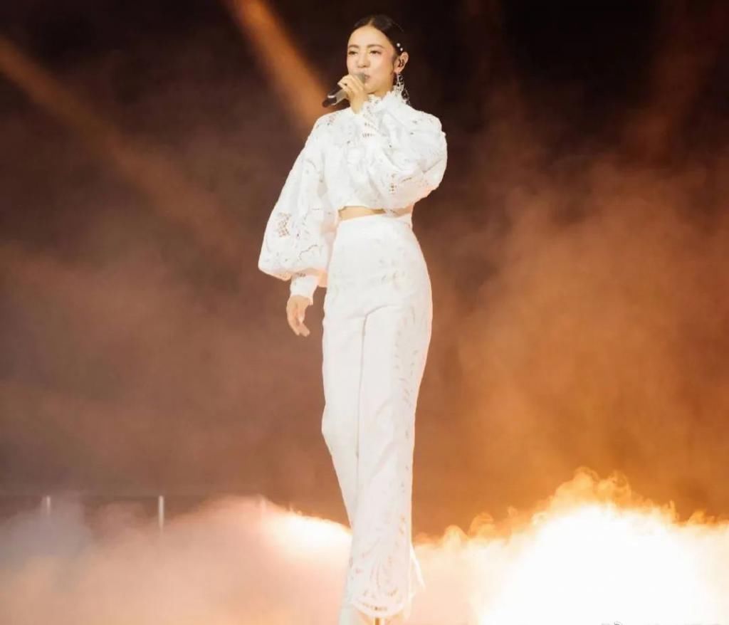  杜华|爱恨情仇！杜华给丁当擦眼泪！网友调侃：她装的！