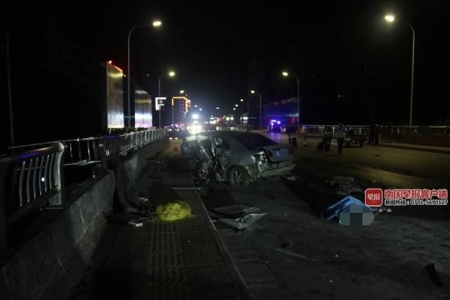 车头|2死4伤!贵港3车凌晨相撞,2辆小车车头直接撞碎