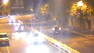  事故|桂B小轿车为避让电动车，竟撞向对向出租车！全责！