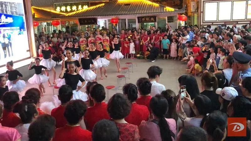  夜市|炫｜体验汉服汉礼 敦煌夜市上演“穿越”秀