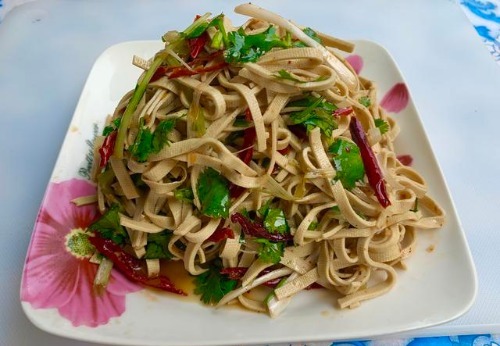 豆皮|凉拌豆皮怎么做好吃？教你农家开胃下饭吃法，端上桌能多喝两杯酒