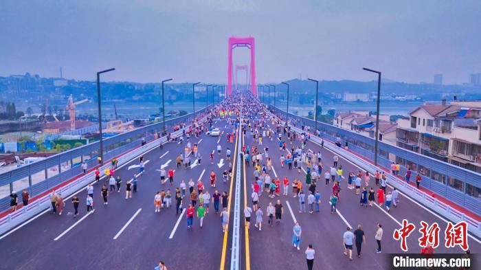 四川泸州：长江二桥建成投用 万人踩桥庆通车