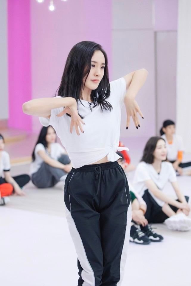  不至于|都说她人挺好，如果不是人气差了点，她不至于这么早被淘汰