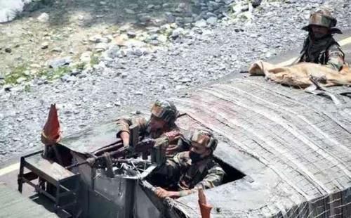  驶向|印度空运大批援军印军军用卡车架机枪，小心翼翼驶向拉达克前沿