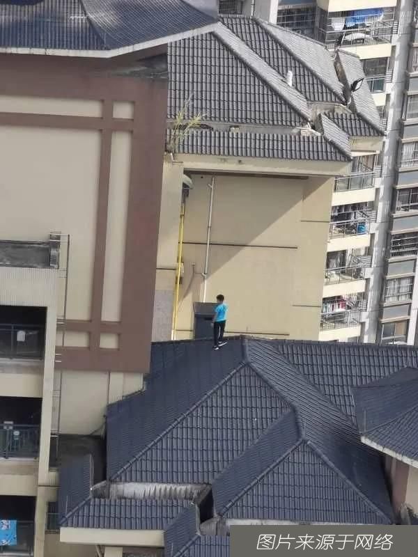  蹦跳|惊险！3个熊孩子天台上蹦跳玩耍，被劝阻后竟然这样做……