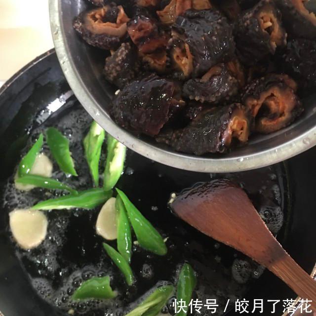  大葱|大葱炒加拿大海参，做法简单，鲜美下饭